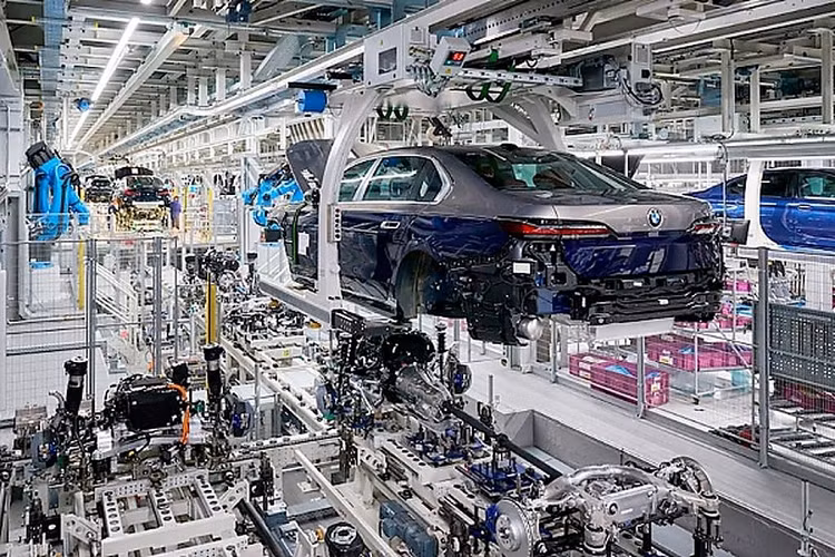 Việc sơn một màu thường được tự động hóa, trong khi sơn 2 tone màu liên quan đến quy trình thủ công, do đó khiến giá của tùy chọn sơn này tăng cao. Trong trường hợp sơn hai tông màu, màu cơ bản sẽ được thực hiện hoàn toàn bằng máy.