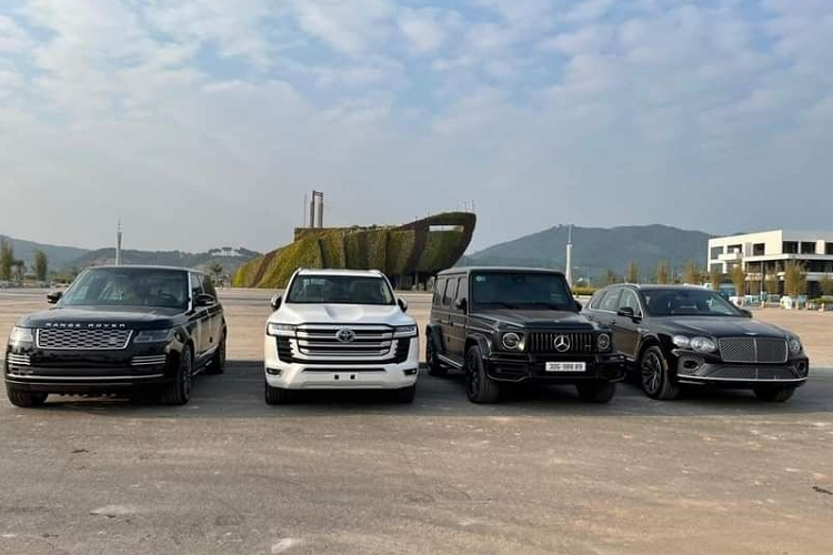 Được biết khá nhiều xe trong dàn quà tặng này được mua từ một showroom kinh doanh siêu xe, xe sang nổi tiếng ở Hà Nội.