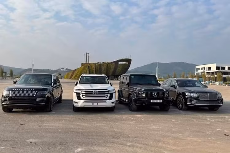 Được biết khá nhiều xe trong dàn quà tặng này được mua từ một showroom kinh doanh siêu xe, xe sang nổi tiếng ở Hà Nội.