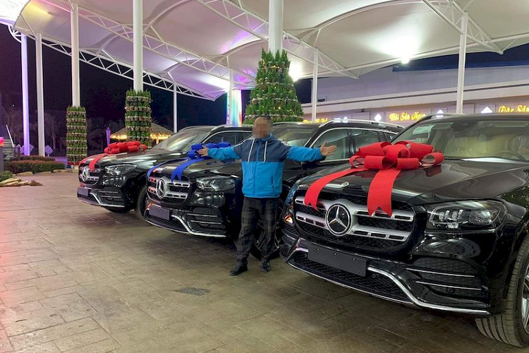 Hiện tại, danh tính cụ thể của ông chủ tập đoàn bất động sản tại Vân Đồn, Quảng Ninh chi trăm tỷ mua xe sang thưởng Tết cho nhân viên vẫn chưa được tiết lộ.