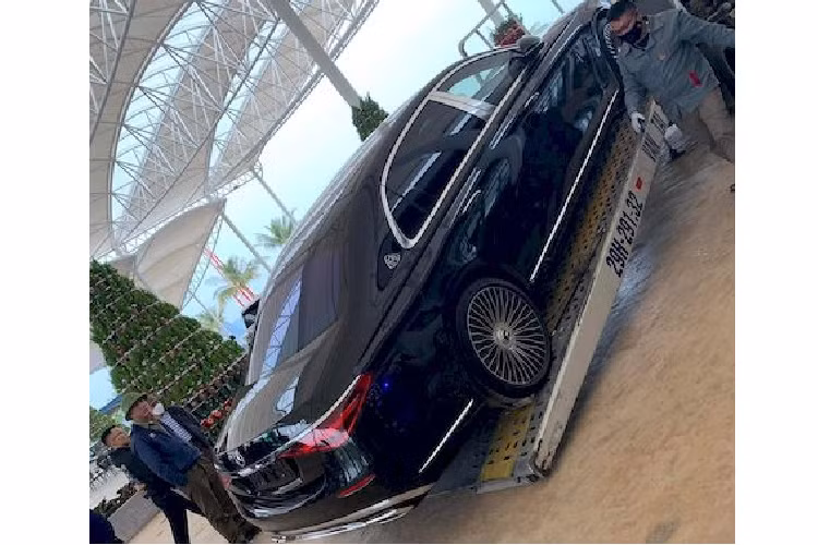 "Anh ấy đã thưởng Tết cho những nhân viên suất sắc của mình tổng kết một năm như thế đấy các bạn. Thật may mắn mình cũng là một trong những đơn vị được anh tin tưởng và ủng hộ khá khá xe trong số danh sách xe ở đây", bà Sầm Huệ Minh viết trên trang cá nhân kèm bức hình chụp dàn xe Mercedes, Range Rover,... ước tính lên tới cả trăm tỷ đồng.