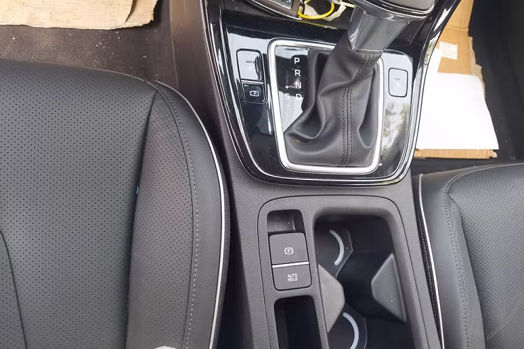 Trang bị an toàn sẽ là yếu tố phân tách bản Cao cấp của Hyundai Creta 2022 với bản tầm trung. Đó chính là gói công nghệ Smartsense gồm các tính năng hấp dẫn như phòng tránh va chạm trước FCA, phòng tránh va chạm điểm mù BCA, hỗ trợ giữ làn đường LFA, hỗ trợ phòng tránh va chạm phía sau RCCA.