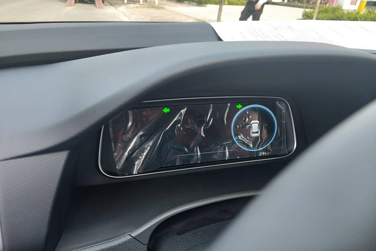 Các trang bị tiện nghi khác giống với bản Đặc biệt, gồm có ghế bọc da, làm mát ghế trước, điều hòa tự động, màn hình giải trí 10,25 inch có kết nối Apple CarPlay/Android Auto đi kèm 8 loa Bose, đề nổ nút bấm, phanh tay điện tử tích hợp giữ phanh tự động.