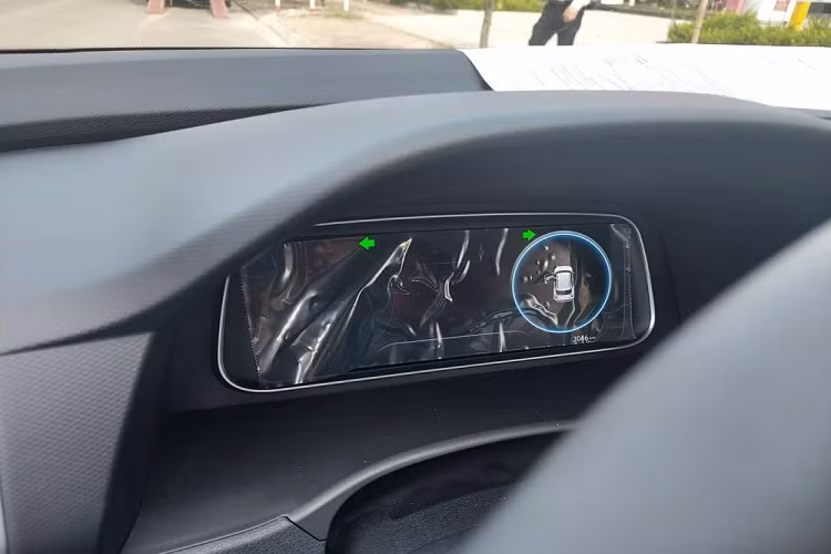 Các trang bị tiện nghi khác giống với bản Đặc biệt, gồm có ghế bọc da, làm mát ghế trước, điều hòa tự động, màn hình giải trí 10,25 inch có kết nối Apple CarPlay/Android Auto đi kèm 8 loa Bose, đề nổ nút bấm, phanh tay điện tử tích hợp giữ phanh tự động.