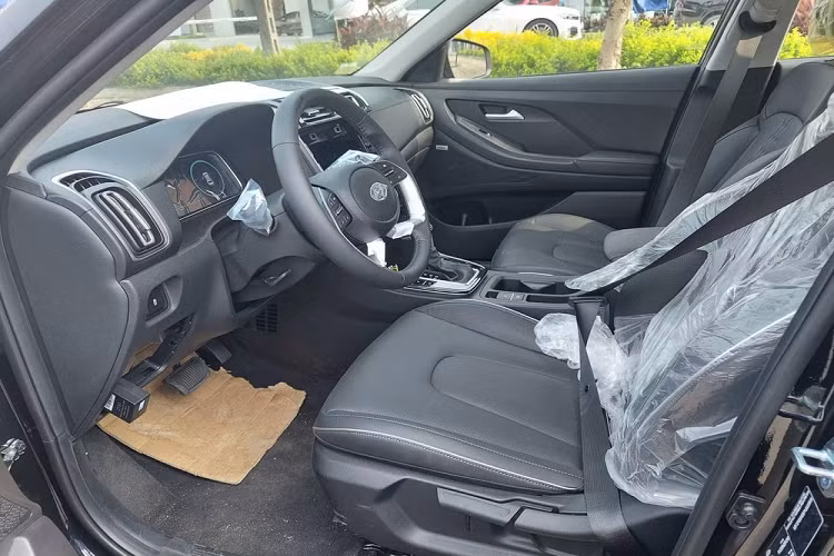 Ở bên trong, tổng thể nội thất không có gì khác biệt nhưng bản cao cấp của Hyundai Creta 2022 mới sẽ sở hữu màn hình kỹ thuật số 10,25 inch sau vô lăng thay vì màn LCD 3,5 inch như ở 2 bản thấp. Tiếp đến, trên vô lăng xuất hiện thêm nút bấm điều chỉnh giới hạn tốc độ nhưng có điểm lạ là ghế lái vẫn chỉnh cơ chứ không phải chỉnh điện 8 hướng như được công bố lúc mới ra mắt.