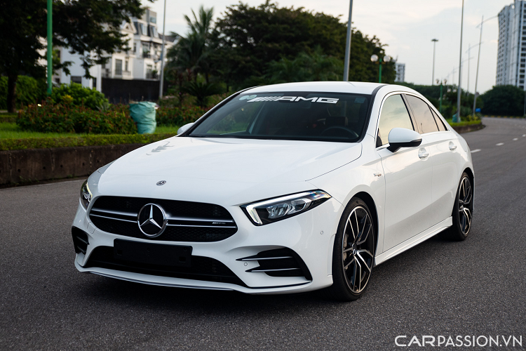 Mới đây, một chiếc Mercedes-AMG A35 đời 2020 đã xuất hiện trên thị trường xe cũ với giá bán gần 2 tỷ đồng. A35 AMG là dòng xe tương đối hiếm xuất hiện trên thị trường xe cũ. ODO của chiếc xe chỉ dừng lại ở con số 6.127 km, một con số ít ỏi cho một chiếc A35 đã 2 năm tuổi.