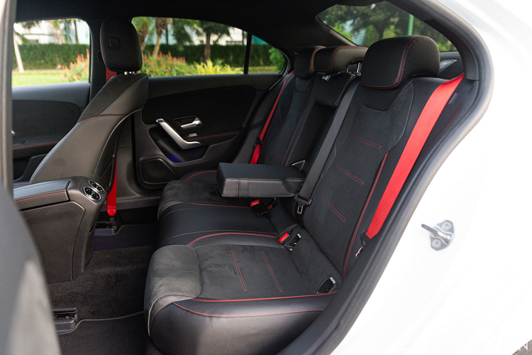 Khoang hành lý 420 lít, và hàng ghế sau có thể gập lại, được thiết kế cho các công dụng thực tế, cho phép chứa nhiều hành lý hơn, thậm chí cả những vật dụng có kích thước lớn.