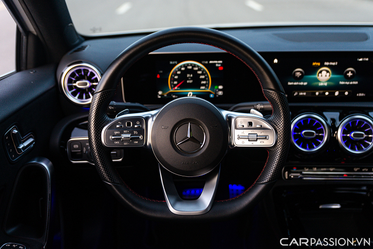 Điều đặc biệt của MBUX là khả năng tự hoàn thiện, học tập thông qua trí tuệ nhân tạo. Trợ lý ảo của MBUX có thể trò chuyện với hành khách trên xe, ghi nhớ giọng nói và các tùy biến, khẩu lệnh của họ.