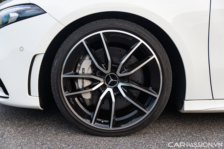 Mâm xe 5 chấu kép kích thước 19-inch được thiết kế tối ưu hóa khí động học sở hữu dòng chữ AMG bắt mắt. Sâu bên trong là cùm phanh AMG sơn bạc. Ngoài ra, gương xe cũng được tích hợp các tính năng như chỉnh/gập điện, sấy gương, cảnh báo điểm mù, xi-nhan LED...