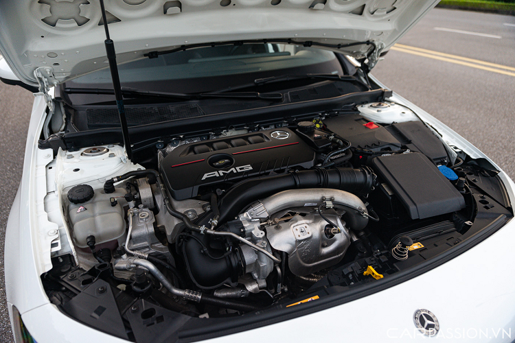 Trái tim” của A35 4MATIC sedan là khối động cơ M260 hoàn toàn mới, sử dụng công nghệ tăng áp kép. Công suất cực đại 306 mã lực và sức kéo cực đại 400 Nm được truyền qua hộp số ly hợp kép AMG SPEEDSHIFT 7G-DCT, giúp A35 4MATIC sedan có thể tăng tốc 0 – 100 km/h trong vòng 4,8 giây, tốc độ tối đa 250 km/h.