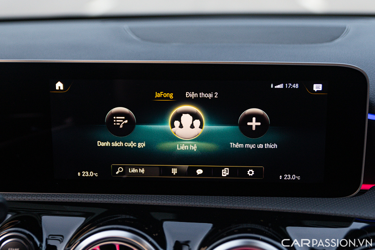 Các câu lệnh về thông tin giải trí và vận hành xe đều được MBUX nhận biết và thực hiện, kể cả khi được diễn đạt gián tiếp. Touchpad điều khiển cảm ứng dạng thế hệ mới trên bệ trung tâm cũng được trang bị trên Mercedes-AMG A35 4MATIC sedan.