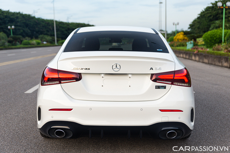 Vô lăng 3 chấu thể thao kết hợp nút bấm hỗ trợ người lái cùng lẫy chuyển số. Ngay phía sau, xe được thiết kế màn hình hiển thị đa thông tin kích thước lớn, trung tâm là đồng hồ tốc độ, vòng tua có thể tùy chỉnh chế độ hiển thị.