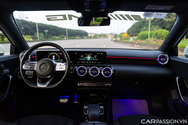 Mercedes-AMG A35 4MATIC bản sedan được trang bị giao diện MBUX (Mercedes-Benz User Experience) thông qua màn hình cảm ứng 10,25 inch, điều khiển bằng giọng nói với câu lệnh “Hey Mercedes”, mang đến sự kết nối giữa xe và tất cả người ngồi bên trong.