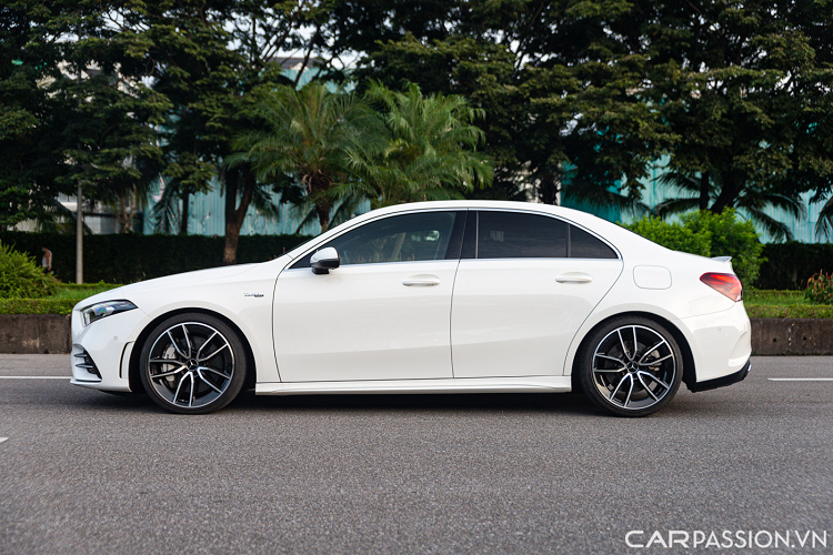 Bước vào khoang nội thất, A35 4MATIC sedan có thiết kế lấy cảm hứng từ tương lai, kết nối số và tinh xảo. Từ chất liệu, cách bố trí và thiết kế, A 35 4MATIC sedan đều hướng đến sự cao cấp. Hệ thống đèn viền 64 màu hành khách có thể tùy chỉnh theo ý thích. Nội thất bọc da và da lộn hoàn toàn màu đen, kết hợp cùng đường chỉ khâu màu đỏ.