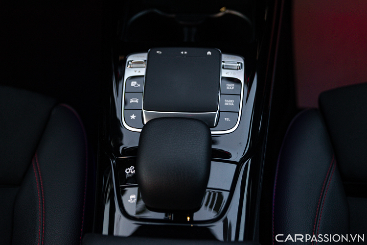 Với thiết kế sedan, hành khách ở khoang sau nay đã có đủ không gian chỗ để chân cũng như khoảng không phía trên. Mercedes-AMG A 35 4MATIC sedan là mẫu xe dẫn đầu trong phân khúc về khoảng không phía trên cho hàng ghế sau với 944mm.