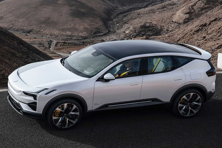 Giống như hai đàn anh Polestar 1 và 2, thiết kế của mẫu xe SUV điện Polestar 3 mang phong cách sang trọng và tối giản. Phần đầu xe nổi bật với cụm đèn pha LED dạng hình búa Thor – vị thần sấm sét trong thần thoại Bắc Âu. Đèn hậu dạng LED vuông vức cùng dải LED kéo dài ngang đuôi xe.