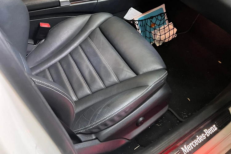 Mercedes-Benz C250 Exclusive mới được Trường Giang - Nhã Phương bán lại sử dụng động cơ 4 xy-lanh thẳng hàng, dung tích 2.0 lít, sản sinh công suất tối đa 211 mã lực tại vòng tua máy 5500 vòng/phút và mô-men xoắn cực đại 350 Nm tại dải vòng tua 1200 – 4000 vòng/phút.