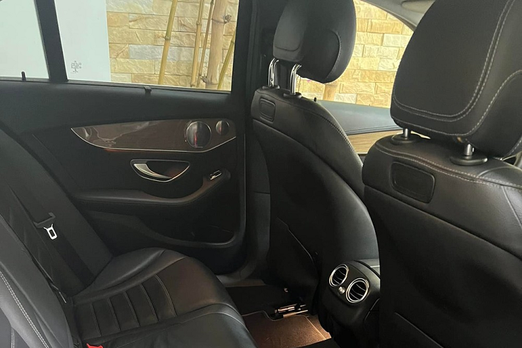 Nội thất xe Mercedes-Benz C250 Exclusive từng của nghệ sĩ hài "Mười Khó"