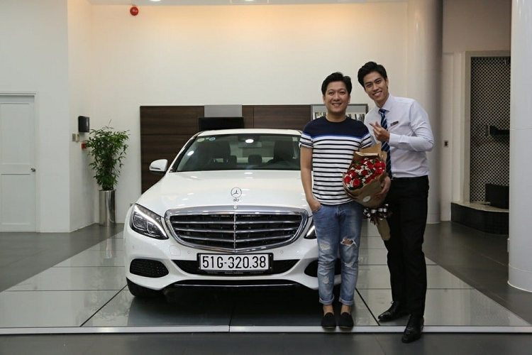 Chiếc xe Mercedes-Benz C250 Exclusive được Trường Giang và Nhã Phương mua vào năm 2017 theo diện phân phối chính hãng, xe có ngoại thất sơn màu trắng và đi kèm là nhiều chi tiết mạ crôm. Bên trong khoang lái chiếc xe Mercedes-Benz C250 Exclusive của nam danh hài "Mười Khó" mới bán lại có nội thất màu đen.