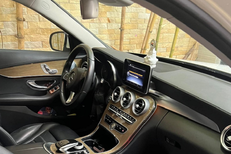 Ngoài chiếc xe Mercedes-Benz C250 Exclusive mới bán lại, Trường Giang còn hay đi sự kiện cũng như lưu diễn ở các địa phương trên một chiếc xe Kia Sedona đời cũ. Tại thời điểm sở hữu xe Mercedes-Benz C250 Exclusive vào năm 2017, ước tính Trường Giang phải chi ra số tiền không dưới 1,69 tỷ đồng.