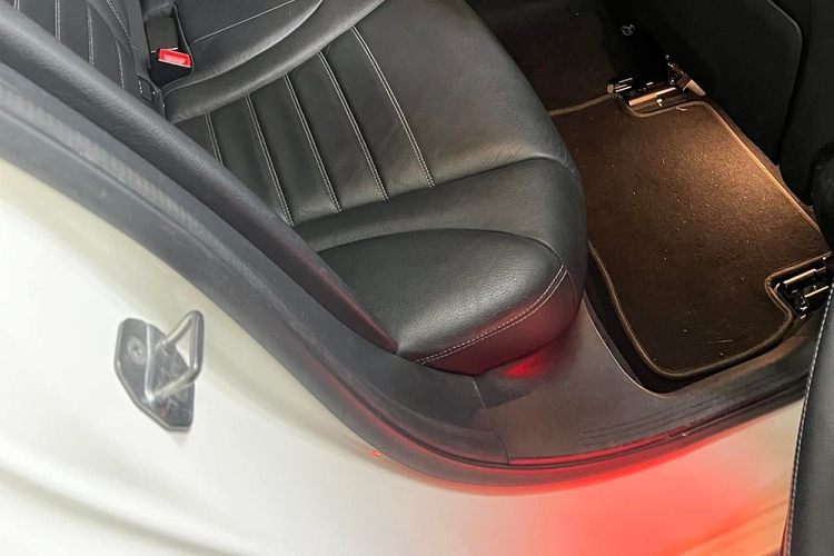 Sức mạnh trên xe Mercedes-Benz C250 Exclusive đời 2017 sẽ đồng hành cùng hộp số tự động 7 cấp 7G-Tronic Plus, nhờ đó, động cơ cho phép Mercedes-Benz C250 Exclusive có khả năng tăng tốc từ vị trí xuất phát lên 100 km/h chỉ trong thời gian 6,6 giây.