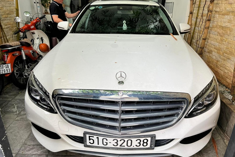 Mới đây, thông tin nam nghệ sĩ hài Trường Giang cùng vợ là nữ diễn viên Nhã Phương bán chiếc xe Mercedes-Benz C250 Exclusive đã thu hút nhiều sự quan tâm của cộng đồng mạng. Được biết, chiếc xe Mercedes-Benz C250 Exclusive của Trường Giang và Nhã Phương mua từ năm 2017 và đến nay mới chịu thanh lý.