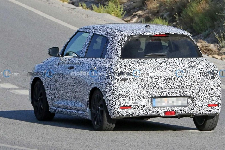 Điểm nhấn của Suzuki Swift 2024 bản Hybrid mới nằm ở khả năng tiết kiệm nhiên liệu. Theo đó, mẫu xe hạng B này được đồn là chỉ tiêu thụ lượng xăng trung bình 35 - 40 km/lít (tương đương 2,85 lít/100 km và 2,5 lít/100 km). Với những con số này, Suzuki Swift 2024 hứa hẹn sẽ trở thành mẫu xe tiết kiệm xăng nhất phân khúc ô tô hạng B.