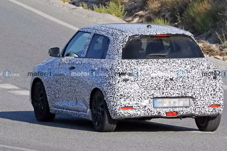 Điểm nhấn của Suzuki Swift 2024 bản Hybrid mới nằm ở khả năng tiết kiệm nhiên liệu. Theo đó, mẫu xe hạng B này được đồn là chỉ tiêu thụ lượng xăng trung bình 35 - 40 km/lít (tương đương 2,85 lít/100 km và 2,5 lít/100 km). Với những con số này, Suzuki Swift 2024 hứa hẹn sẽ trở thành mẫu xe tiết kiệm xăng nhất phân khúc ô tô hạng B.