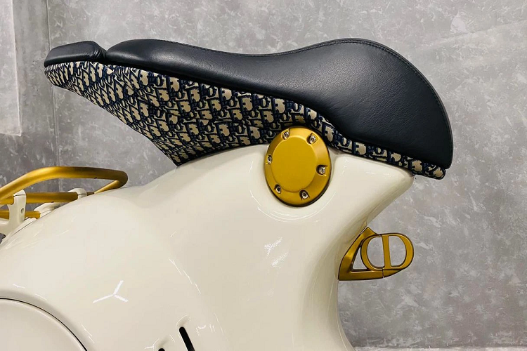 Vespa 946 Christian Dior cũng thiết lập một mức giá bán vô cùng đắt đỏ cho xe tay ga khi được phân phối chính hãng gần 700 triệu đồng nhưng số tiền thực tế mà khách hàng nhận xe đợt đầu phải chi trả được tiết lộ là 770 triệu đồng. Nhưng hiện tại, giá xe Vespa phiên bản 946 Christian Dior đã tăng hơn 2 lần