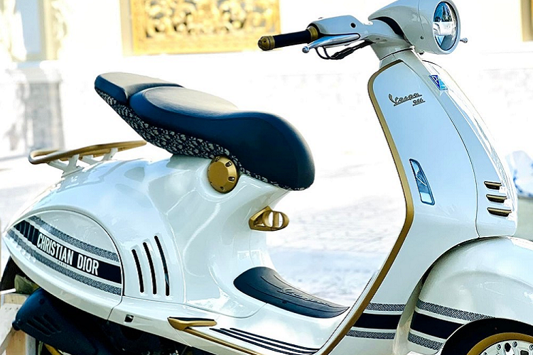 Không chỉ thế, 9X này còn diện nguyên "cây" Dior để chồng lái siêu xe Lamborghini Huracan LP610-4 chở mình rước mẫu xe Vespa 946 Christian Dior về nhà. Nghe đến đây chắc hẳn nhiều người sẽ bỏ qua suy nghĩ tư vấn cho cô gái này sao không mua xe ôtô để chạy cho sang.