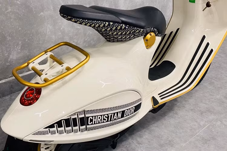 Ngoài ra, các điểm nhấn của thương hiệu thời trang Dior còn xuất hiện trên dàn áo của xe Vespa 946 Christian Dior nhưng quan trọng nhất vẫn là phần yên được bọc da sang trọng mặt trên và phần mặt dưới là dấu hiệu nhận biết của nhà mốt lừng danh trên thế giới. 