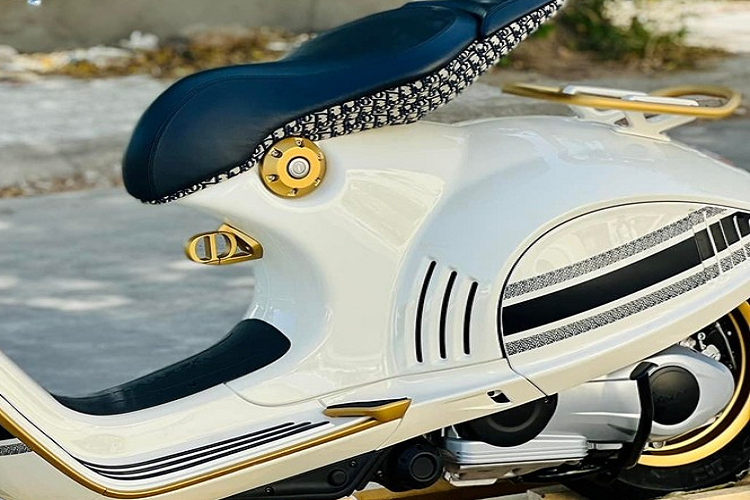Hiện tại, những chiếc xe tay ga Vespa 946 Christian Dior đang bị đẩy giá trên 1,72 tỷ đồng, mức giá này có thể sẽ còn tăng lên con số khủng khiếp 2 tỷ đồng, tức bằng giá xe Mercedes-Benz phiên bản C300 AMG, E180, BMW 320i Sport Line, BMW 420i Gran Coupe hay BMW X2 sDrive18i và Audi có thể mua được Q2 và A4.