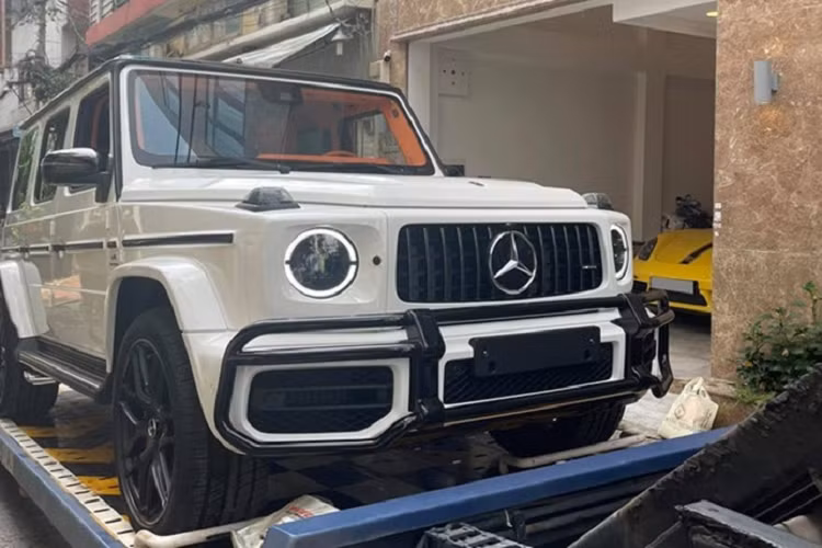 Chiếc xe Mercedes-AMG G63 của Trang Nemo có ngoại thất sơn màu trắng và nội thất được bọc màu cam Hermes khá nổi bật và sang trọng. Giá lăn bánh của xe Mercedes-AMG G63 tại Việt Nam không dưới 13,5 tỷ đồng. Ngoài ra, "ông vua địa hình" của hot mom 30 tuổi này còn sở hữu biển cặp thần tài nhỏ và lớn.