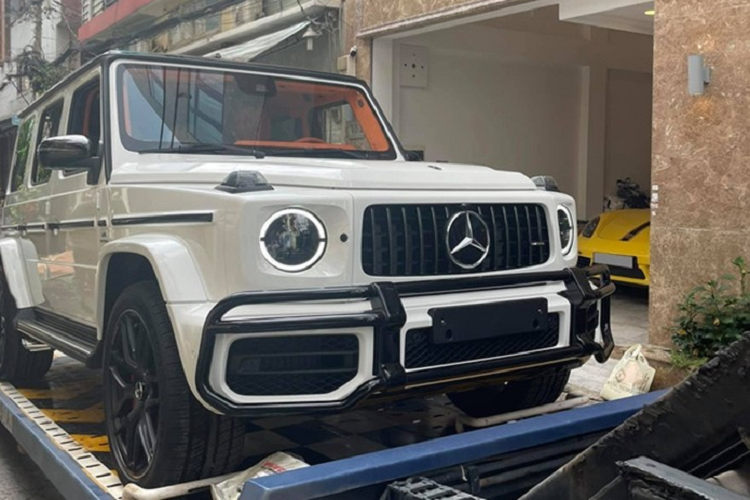 Chiếc xe Mercedes-AMG G63 của Trang Nemo có ngoại thất sơn màu trắng và nội thất được bọc màu cam Hermes khá nổi bật và sang trọng. Giá lăn bánh của xe Mercedes-AMG G63 tại Việt Nam không dưới 13,5 tỷ đồng. Ngoài ra, "ông vua địa hình" của hot mom 30 tuổi này còn sở hữu biển cặp thần tài nhỏ và lớn.