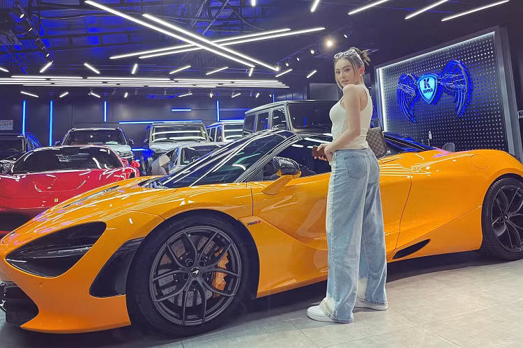 Chiếc xe McLaren 720S Spider này có ngoại thất màu cam McLaren và sở hữu rất nhiều tùy chọn carbon, ấn tượng nhất chính là cánh gió đuôi của xe không được sơn màu McLaren Orange mà bằng carbon.