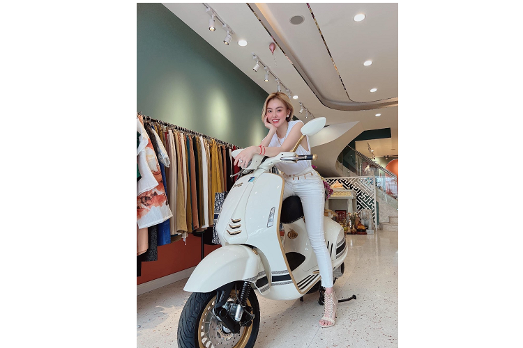  Vespa 946 Christian Dior Không chỉ chịu chơi siêu xe như McLaren 720S Spider hay SUV hạng sang Mercedes-AMG G63, Trang Nemo và chồng còn rất chịu khó sưu tầm xe tay ga biển đẹp. Đầu tháng 3 năm 2022, sau khi có trong garage nhiều xe tay ga biển tứ quý, 2 vợ chồng này quyết định tậu xe Vespa 946 Christian Dior đang rất hot tại Việt Nam.