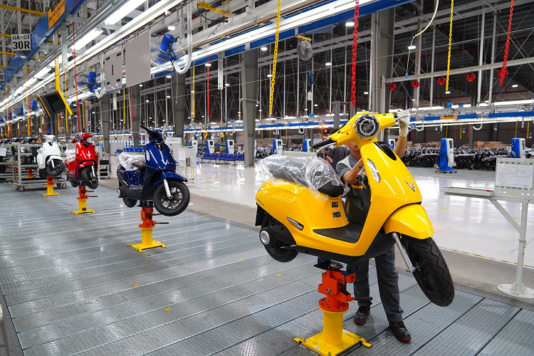 VinFast tiếp tục triển khai dịch vụ cho thuê pin đối với VinFast Evo200 gồm 2 gói thuê bao Cố định và Linh hoạt. Cụ thể, gói thuê bao Cố định có chi phí 350.000 đồng/tháng, không giới hạn số km. Gói thuê bao Linh hoạt có chi phí 189.000 đồng/tháng nhưng giới hạn quãng đường di chuyển 500 km/tháng, với mỗi km phụ trội khách hàng trả thêm 374 đồng/km.