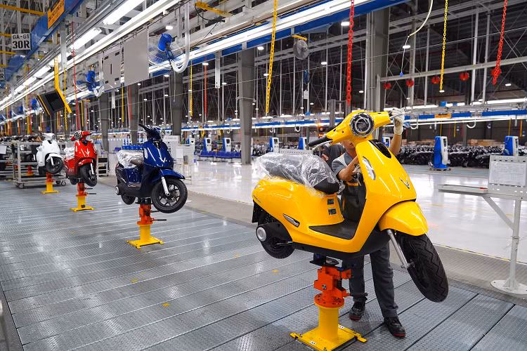 VinFast tiếp tục triển khai dịch vụ cho thuê pin đối với VinFast Evo200 gồm 2 gói thuê bao Cố định và Linh hoạt. Cụ thể, gói thuê bao Cố định có chi phí 350.000 đồng/tháng, không giới hạn số km. Gói thuê bao Linh hoạt có chi phí 189.000 đồng/tháng nhưng giới hạn quãng đường di chuyển 500 km/tháng, với mỗi km phụ trội khách hàng trả thêm 374 đồng/km.