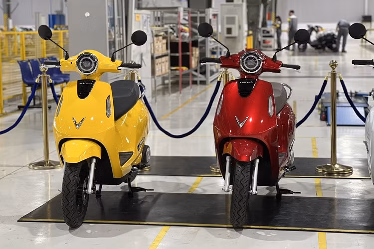 Về khả năng vận hành, Evo200 có thể đạt vận tốc tối đa 70 km/h. Trong khi đó, Evo200 Lite được điều chỉnh giới hạn tốc độ tối đa 49 km/h để phù hợp với học sinh. Chưa hết, VinFast Evo200 còn có khả năng di chuyển dài hơn các dòng xe đang có của VinFast với quãng đường lên tới gần 205 km/lần sạc.