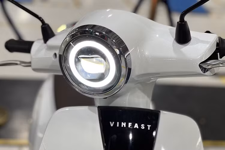 Xe máy điện VinFast Evo200 và Evo200 Lite sở hữu thiết kế thời trang cùng kích cỡ phù hợp với đô thị. Toàn bộ hệ thống đèn chiếu sáng và đèn tín hiệu của xe được trang bị công nghệ LED. Ngoài ra, xe còn có 5 lựa chọn màu sơn dành cho khách hàng, gồm: Vàng, Đỏ tươi, Trắng ngọc trai, Xanh tím than và Đen nhám.