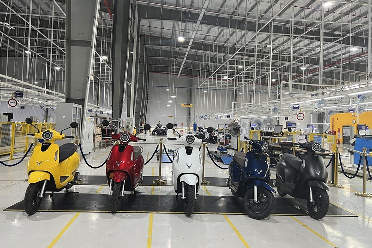 VinFast Evo200 nhanh chóng nhận được 18.000 đơn đặt chỉ sau 48 giờ mở cọc và trở thành mẫu xe bán chạy nhất kể từ ngày 21/9/2022. Trong dải sản phẩm được nâng cấp năm 2022 với pin LFP gồm Feliz S, Klara S (2022), Vento S và Theon S, VinFast Evo200 được định giá phù hợp nhất với số đông người tiêu dùng. Theo đó, giá xe Vinfast Evo200 và Evo200 Lite bán ra chỉ 22 triệu đồng (đã bao gồm VAT và bộ sạc 400W).