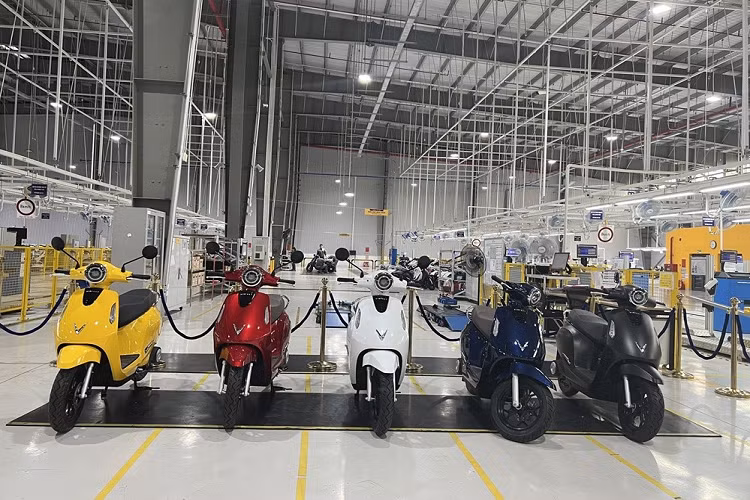 VinFast Evo200 nhanh chóng nhận được 18.000 đơn đặt chỉ sau 48 giờ mở cọc và trở thành mẫu xe bán chạy nhất kể từ ngày 21/9/2022. Trong dải sản phẩm được nâng cấp năm 2022 với pin LFP gồm Feliz S, Klara S (2022), Vento S và Theon S, VinFast Evo200 được định giá phù hợp nhất với số đông người tiêu dùng. Theo đó, giá xe Vinfast Evo200 và Evo200 Lite bán ra chỉ 22 triệu đồng (đã bao gồm VAT và bộ sạc 400W).