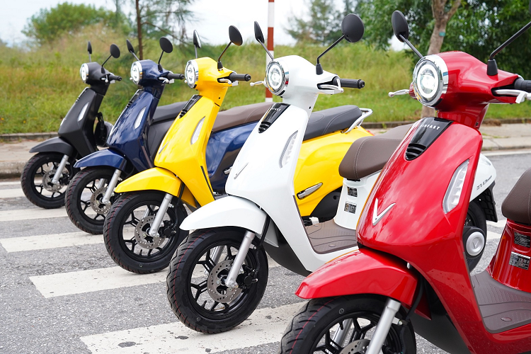 Từ ngày 1/10/2022, VinFast áp dụng phí chuyển đổi gói cước thuê bao pin cho tất cả các dòng xe máy điện với mức phí 600.000 đồng/lần. Bên cạnh lựa chọn thuê pin, khách hàng cũng có thể mua và sở hữu pin trọn đời với chi phí 19.900.000 đồng/pin.