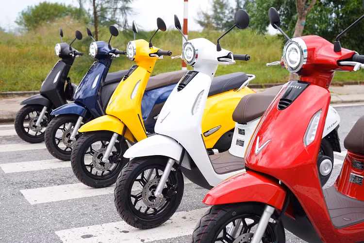 Từ ngày 1/10/2022, VinFast áp dụng phí chuyển đổi gói cước thuê bao pin cho tất cả các dòng xe máy điện với mức phí 600.000 đồng/lần. Bên cạnh lựa chọn thuê pin, khách hàng cũng có thể mua và sở hữu pin trọn đời với chi phí 19.900.000 đồng/pin.