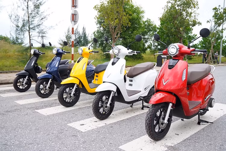 Xe cũng được trang bị sẵn bộ sạc 400W, có khả năng sạc từ 20% đến 100% pin trong khoảng 8 giờ và từ 0% lên 100% pin trong khoảng 10 giờ. Bên cạnh đó, khách hàng cũng có thể mua thêm bộ sạc 1000W để rút ngắn thời gian sạc đầy pin xuống còn khoảng 4 giờ.