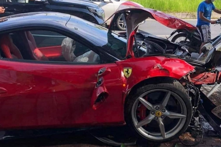 Ferrari 488 GTB sở hữu động cơ V8, tăng áp kép, dung tích 3.9 lít, sản sinh công suất tối đa 661 mã lực tại vòng tua máy 8.000 vòng/phút và mô-men xoắn cực đại 760 Nm tại vòng tua máy 3.000 vòng/phút. Động cơ kết hợp cùng hộp số ly hợp kép 7 tốc độ giúp xe chỉ mất 3 giây để tăng tốc lên 100 km/h từ vị trí đứng yên trước khi đạt vận tốc tối đa 330 km/h.