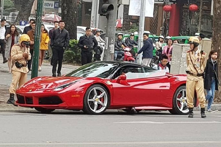 Theo chia sẻ của chủ nhân, chiếc Ferrari 488 GTB được đặt từ chính hãng ở Mỹ vào năm 2017 và về Việt Nam khoảng 2019. Xe có rất nhiều chi tiết cá nhân hóa nên tổng chi phí sau lăn bánh là 23 tỷ đồng. Theo chính sách của hãng, chiếc xe này được bảo hành, bảo dưỡng miễn phí tới 7 năm. Trung bình 1 năm ít nhất 1 lần bảo dưỡng định kỳ, không căn cứ vào số km chạy.