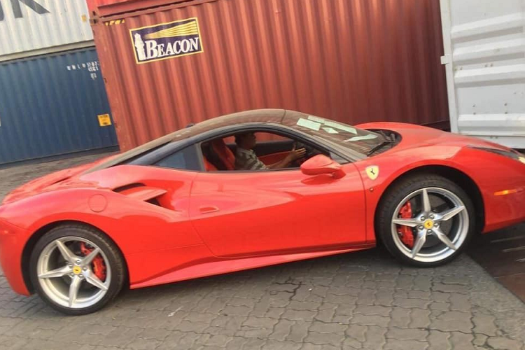 Nguyên nhân vụ tai nạn là do 2 nhân viên của Volvo Hà Nội mang siêu xe Ferrari 488 GTB của khách ra chạy thử sau khi thay dây cu-roa, người điều khiển không làm chủ được tay lái, khiến chiếc Ferrari 488 GTB lao lên vỉa hè, tông gãy 2 gốc cây xanh, làm phần đầu xe nát bét.