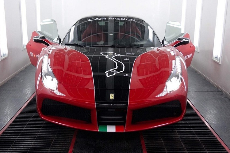Chiếc Ferrari 488 GTB tại Hà Nội này cũng chính là siêu xe đầu tiên về Việt Nam trong năm 2019. Là phiên bản được nhập khẩu từ thị trường Mỹ nên 2 bên hông xe có đèn xi-nhan màu cam. Ngoại thất chiếc siêu xe Ferrari 488 GTB này có màu đỏ Rosso Corsa, xe được nhập khẩu không chính hãng và có bộ mâm 5 chấu đơn màu bạc đi kèm cùm phanh màu đỏ.