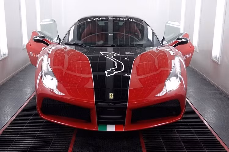 Chiếc Ferrari 488 GTB tại Hà Nội này cũng chính là siêu xe đầu tiên về Việt Nam trong năm 2019. Là phiên bản được nhập khẩu từ thị trường Mỹ nên 2 bên hông xe có đèn xi-nhan màu cam. Ngoại thất chiếc siêu xe Ferrari 488 GTB này có màu đỏ Rosso Corsa, xe được nhập khẩu không chính hãng và có bộ mâm 5 chấu đơn màu bạc đi kèm cùm phanh màu đỏ.